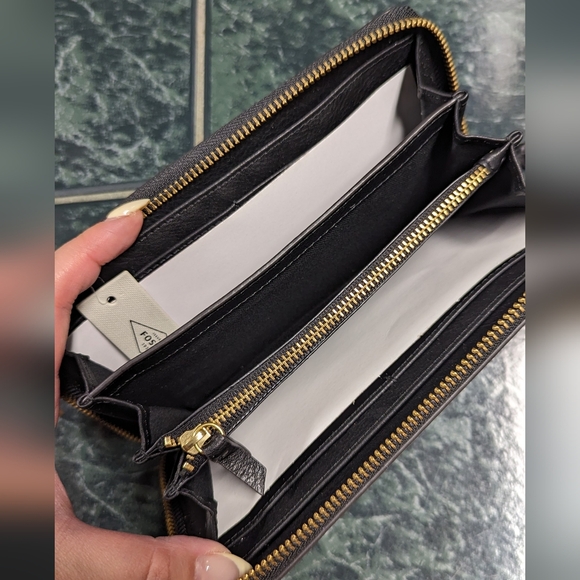 BNWT Fossil zip wallet - Picture 3 of 4